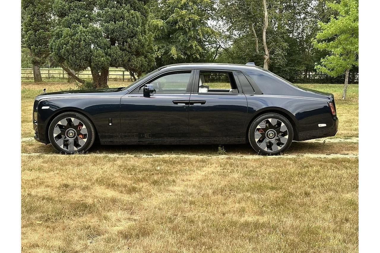 2025 Rolls - Royce Phantom V12 - Thumbnail 3