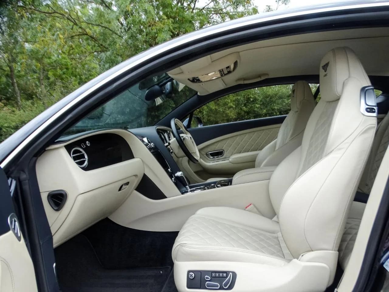 2017 Bentley 4.0 V8 GT S Coupe 2dr Petrol Auto 4WD Euro 6 (528 ps) - Thumbnail 3